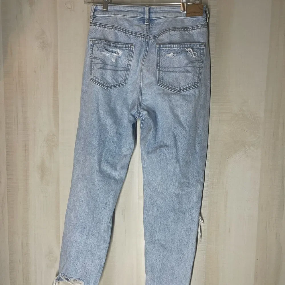 American Eagle mom jeans distressed light wash, size 4 regular‎